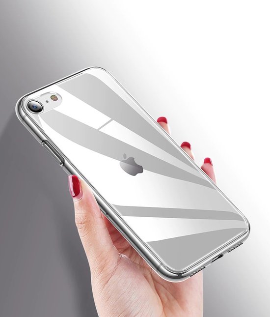 Hand met rode nagels die transparante iPhone hoes met zilveren rand vasthoudt.