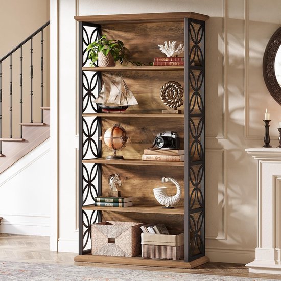 Bruine houten boekenkast met zwart metalen frame, gevuld met decoratieve objecten zoals een scheepsmodel, wereldbol en plant.