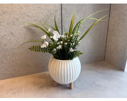 Bloempot op pootjes – wit met ribbels en matte voet