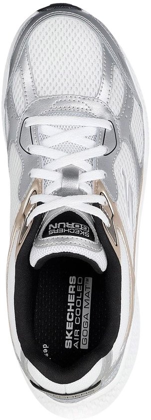 Bovenaanzicht van een zilverkleurige Skechers Go Run sneaker met witte veters.