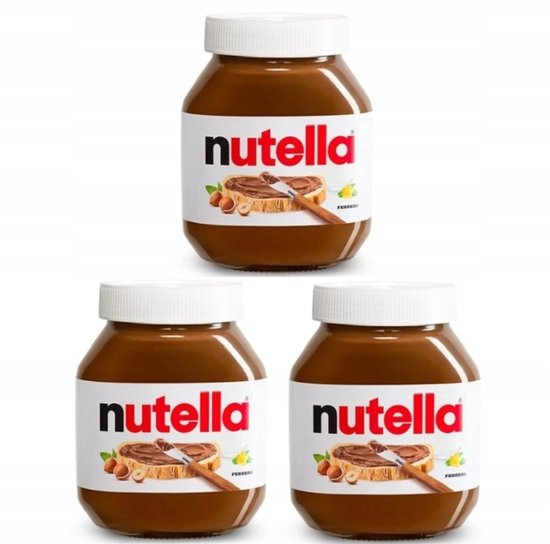 Drie potten Nutella hazelnootpasta met witte doppen. Op de etiketten staat een boterham met Nutella, hazelnoten en een glas melk.