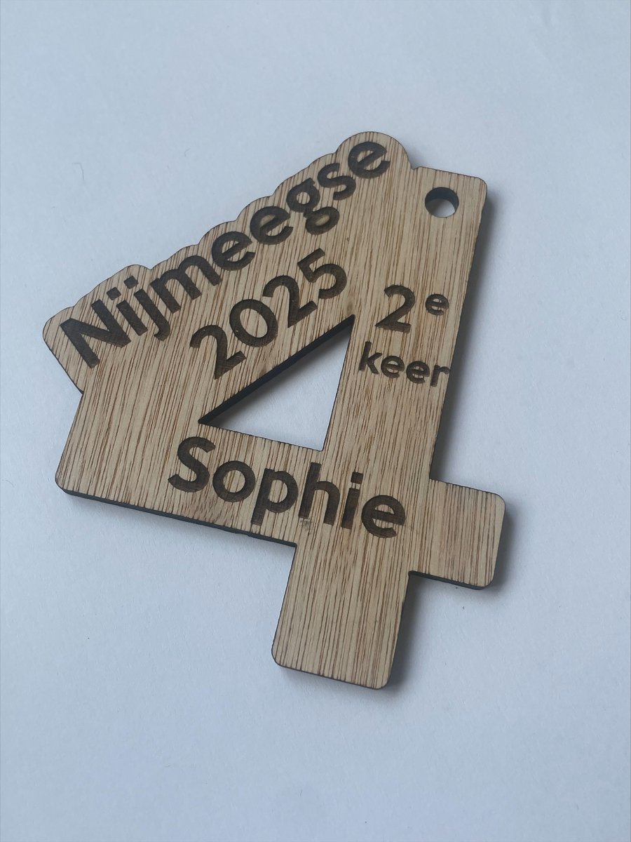 Nijmeegse vierdaagse hanger - vierdaagse - 4-daagse - Nijmegen - gegraveerd - laser graveren - hanger - uniek cadeau - hanger van hout - tastbare herinnering - herinnering van hout