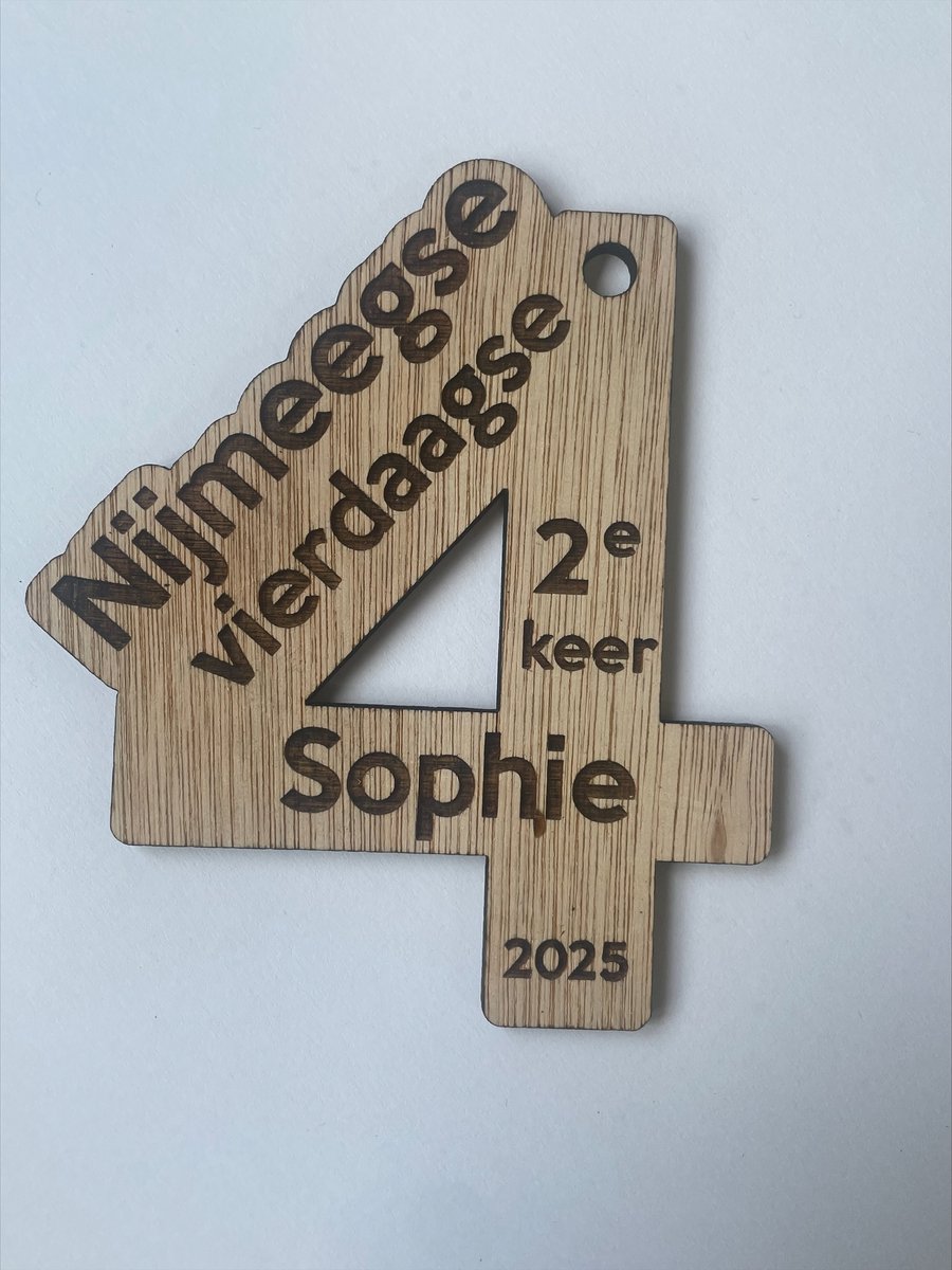 Nijmeegse vierdaagse hanger - vierdaagse - 4-daagse - laser graveren - graveren - hanger - uniek cadeau - cadeau - hanger van hout - cadeau van hout - herinnering -