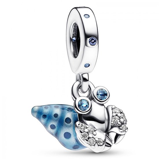 Zilveren hangbedel met een heremietkrabje, versierd met steentjes en een blauwe schelp met blauwe stippen.