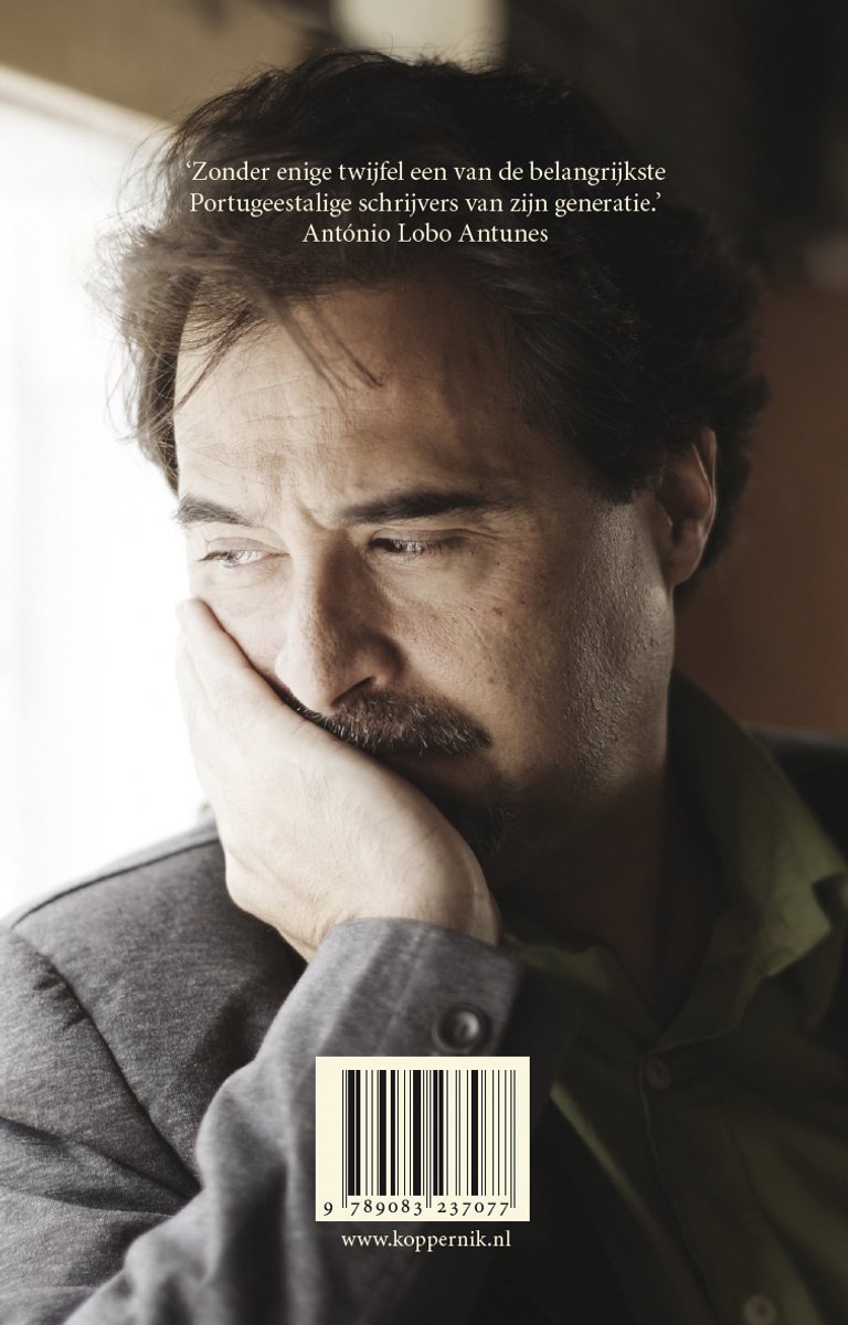 Portret van een man met hand op zijn wang, met tekst 'Zonder enige twijfel een van de belangrijkste Portugestalige schrijvers van zijn generatie.' en een barcode.