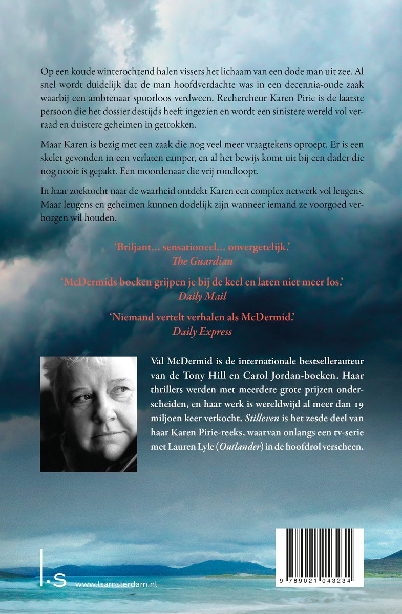 Achterkant boek met portret van een vrouw, citaten en tekst over auteur Val McDermid en boek 'Stilleven'.