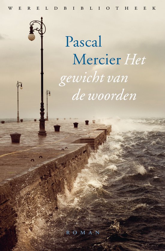 Boekcover: Drijvende kade met klinkerpad, lantaarnpalen, en woeste zee met golven. Titel: Pascal Mercier Het gewicht van de woorden.