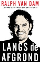 Boekcover met een portret van Ralph van Dam met de tekst 'RALPH VAN DAM' en 'LANGS de AFROND'