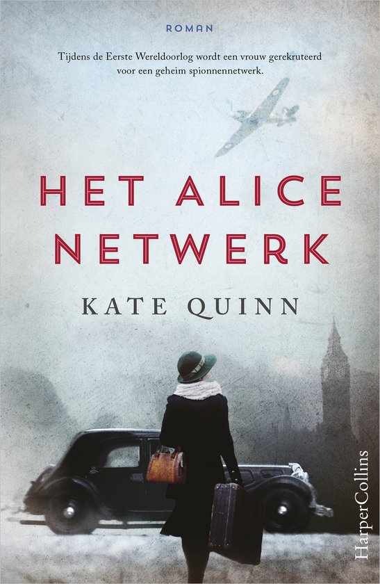 Boekomslag met gestileerde tekst 'ROMAN'. Titel 'HET ALICE NETWERK' en auteur 'KATE QUINN'. Op de voorgrond een vrouw in mantelpak met hoed en sjaal, met koffer en tas. Achtergrond: auto, vliegtuig en silhouet van Londen.