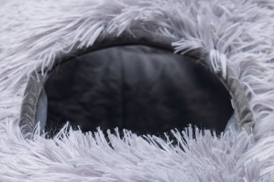 Ingezoomde view van de opening van de zachtgrijze, pluizige kattentunnel.