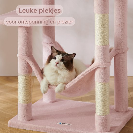 Roze kattenkrabpaal met hangmat, een Ragdollkat ontspant.