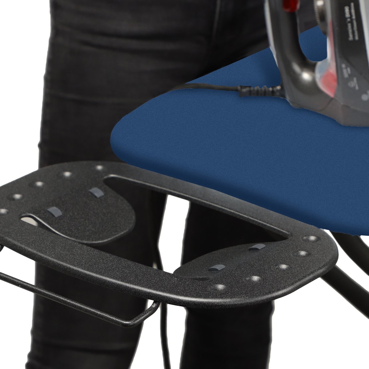 KADAX K6568 Strijkplank met stopcontact 130 x 48 cm stoomstrijkplank met strijkijzerplank en mouwstrijktafel inklapbare strijkplank met stoomstrijkijzerstation donkerblauw L