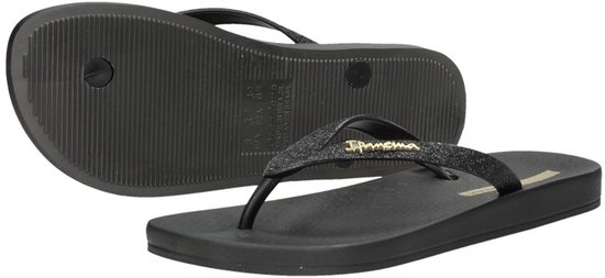 Zwarte Ipanema teenslippers, één met de zool omhoog.