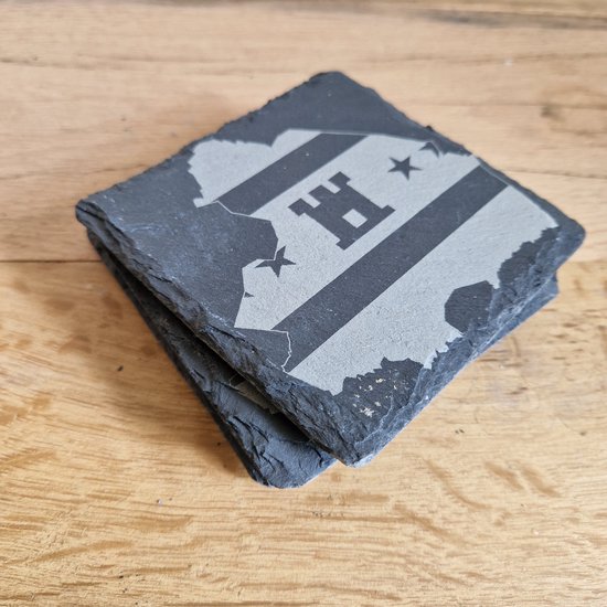 Een Zeer Uitgebreid Eetservies Van Wit Porselein Met Veelkleurig Decor Van Bloemen En Insekten Randen Met Vlechtmotief In Relief Onderaan Gemerkt Waaronder 1 Grote Soepterrine En 10 Soepkommetjes