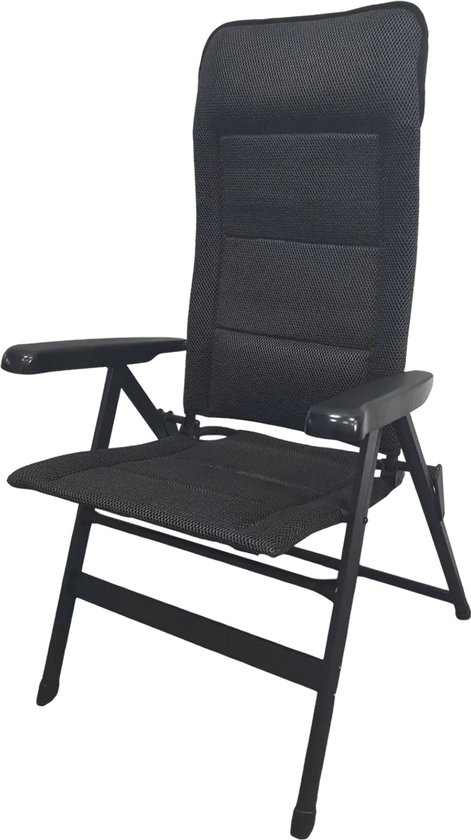 Zwarte, hoge campingstoel met een opengevouwen metalen frame en 3D mesh stof.