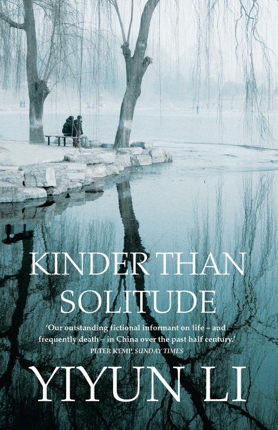 Boekcover 'Kinder Than Solitude' van Yiyun Li. Besneeuwd landschap met bomen, water en twee personen op bankje.