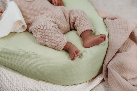 Meyco Baby Uni relaxhoes voor voedingskussen - pre-washed hydrofiel - soft olive van Meyco — afbeelding 2