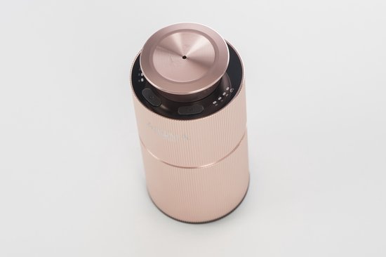 Schuine weergave van de bovenkant van een rose gouden diffuser met een gecentreerd, cirkelvormig gesatineerd element en knoppen.
