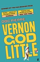 Boek "Vernon God Little" door DBC Pierre. Een kind met een cowboyhoed en een vlaggetje rent op een groene achtergrond.