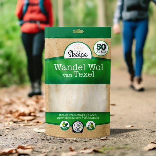 Een pakje Skéépe 50 gram wandelwol, met op de achtergrond twee wandelaars in een bosrijke omgeving.