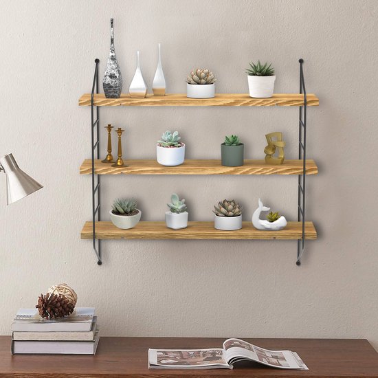 Drie houten planken aan de muur, versierd met planten en decoratieve objecten.