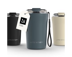 LARS NYSØM Rørelse Thermo Coffee Mug-to-go 380ml - BPA-vrij met Isolatie - Met Draagriem & Tritan Deksel (Stone Blue)