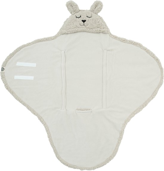 Beige baby wikkeldeken met konijnenoren, geborduurde ogen en neus, en verstelbare bandjes.