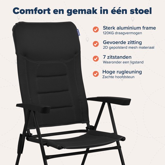 Zwarte opvouwbare campingstoel met gestreept rugpand en zachte hoofdsteun.