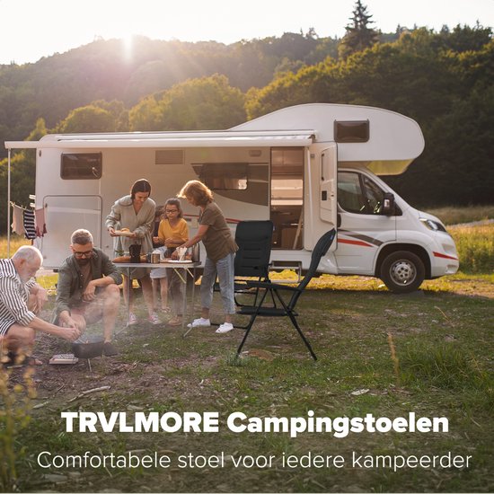 Groep mensen kampeert bij camper, met TRVLMORE campingstoelen in het gras.