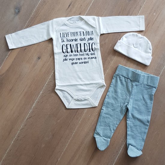Witte romper met tekst 'Lieve Papa & Mama, ik hoorde dat jullie geweldig zijn', grijze broek en witte muts.