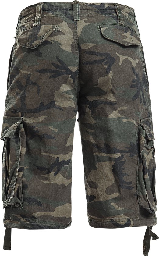 Achterkant van camouflage cargo shorts, met klepzakken op de achterkant.