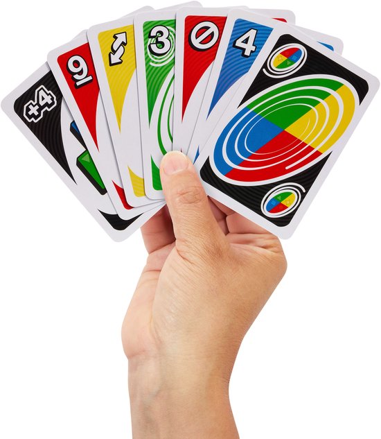 Hand houdt speelkaarten met cijfers 4, 9, 3, 0, 4 en UNO Spin kaarten vast.