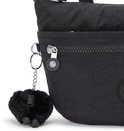 Detail van een zwarte Kipling tas met een rits en een zwart aapje als sleutelhanger.