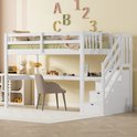Witte hoogslaper met bureau, stoel, trap met lades en decoratieve letters.