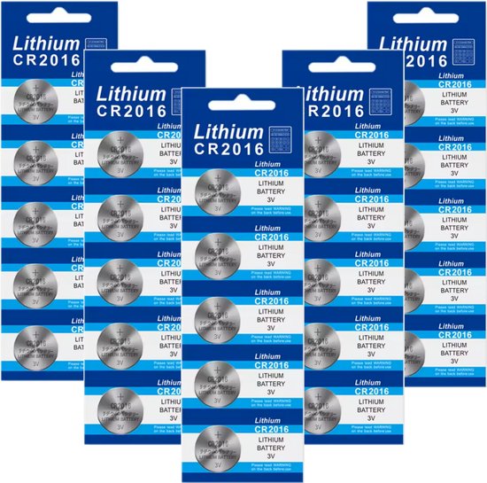 Meerdere pakjes CR2016 Lithium batterijen op een blauwe achtergrond.