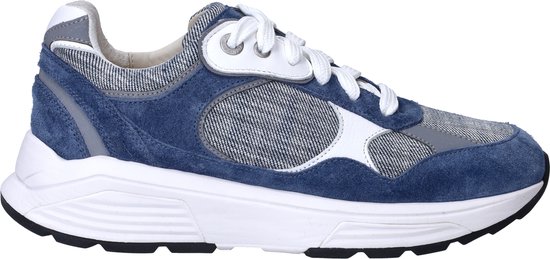 Côté d'une sneaker bleue Xsensible avec tissu denim, accents blancs et une semelle blanche.