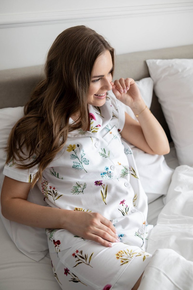 Coemi Weidebloemen pyjama set dames–klassiek shirt& korte broek–handgeschilderde print–100% Katoensatijn–wit–