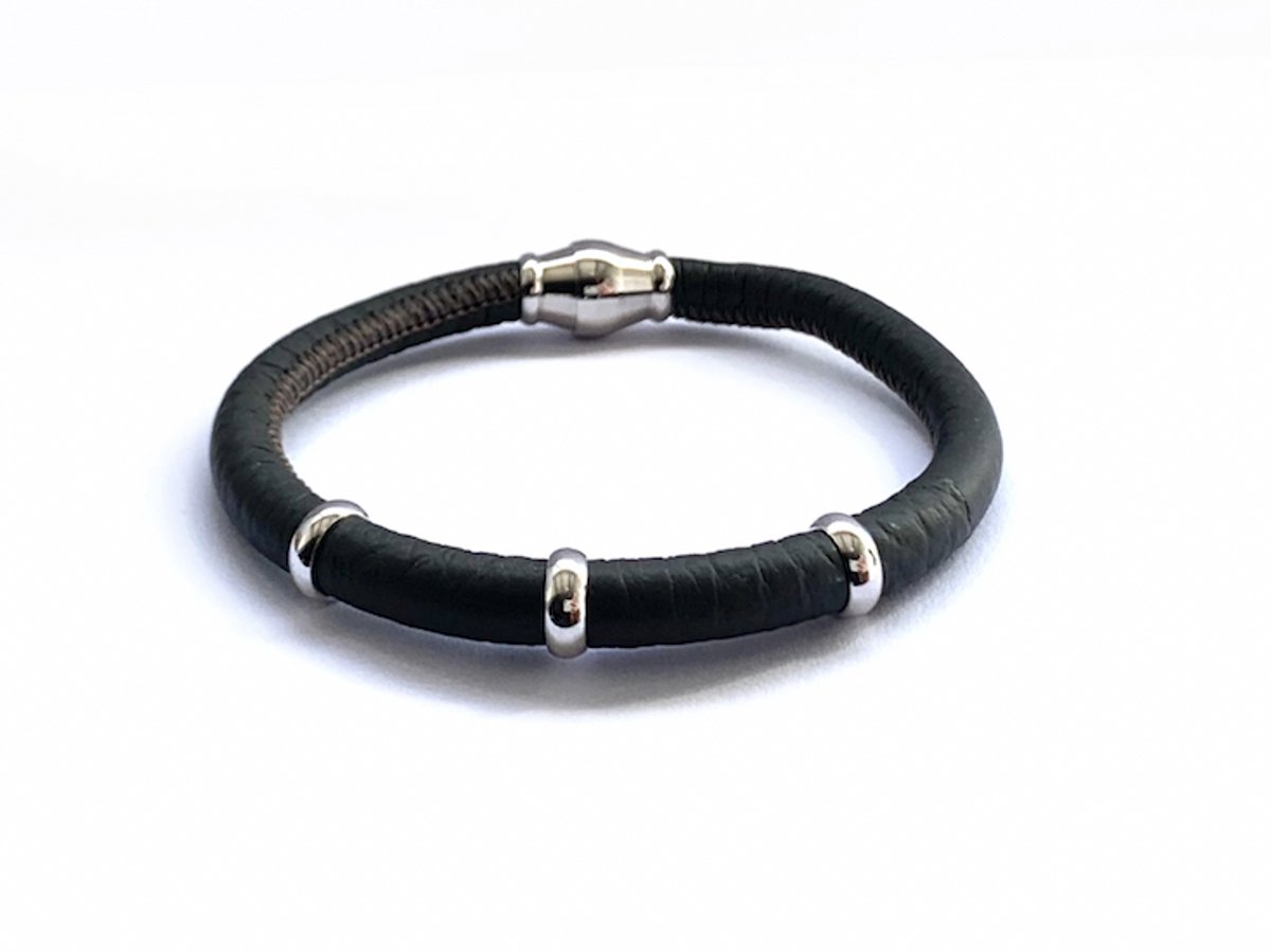 NIEUW! Jolla - dames armband zilver - leer - magneetsluiting - bedels - Single Silver - Antraciet