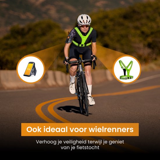 Vrouw fietst in de bergen met een groen, reflecterend hardloopvest met verlichting en telefoonarmband.