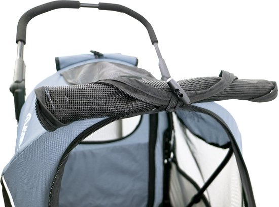 Close-up van de gesloten capuchon van een blauwe hondenbuggy met ritssluiting.