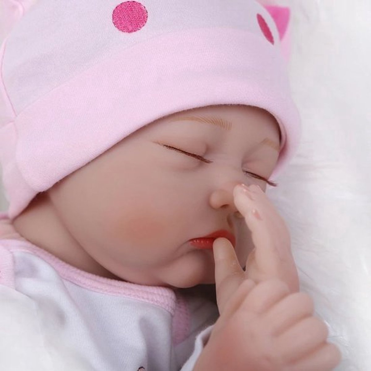 LotaHome - Reborn Baby Pop - Levensecht en Handgemaakt - Slapende Baby Pop - Voor Kleine Kinderen, Dementie en Eenzaamheid - Inclusief Diverse Accessoires - Met Haar - Babypop - 55cm — cadeau in Spellen & Speelgoed - foto 2