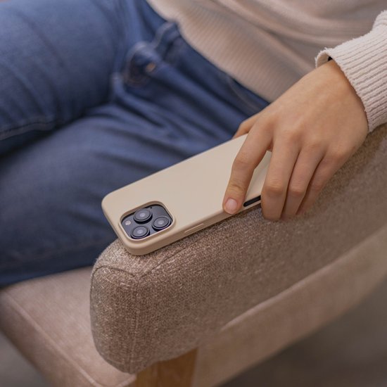Coverzs luxe siliconen MagSafe hoesje geschikt voor iPhone 15 Pro (beige) - MagSafe, shockbestendig, premium bescherming