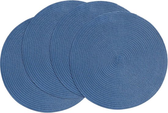 Quatre sets de table ronds en tissu bleu tissé, empilés.