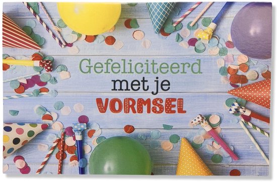 Wenskaart met de tekst 'Gefeliciteerd met je Vormsel' op een blauwe houten achtergrond, omringd door slingers, ballonnen, confetti en feestmutsen.