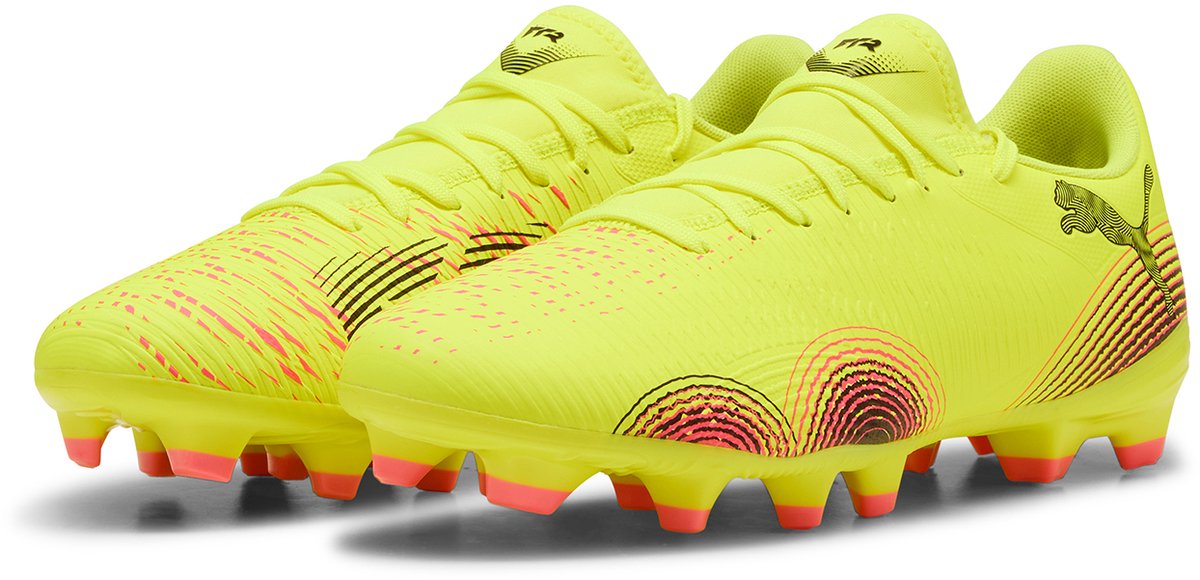 Felgekleurde Puma FUTURE 8 PLAY FG/AG voetbalschoenen met synthetisch bovenwerk en LYCRA slip-on tong.