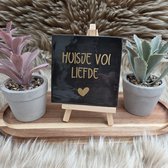 Robuust Tegeltje – Huisje vol Liefde – Zwart Keramiek met Gouden Tekst – 10x10 cm – Luxe Wanddecoratie – Cadeau voor Nieuw Huis, Samenwonen, Vrienden, Vriendin, Jezelf, Gezin of Zomaar – Trendy nu