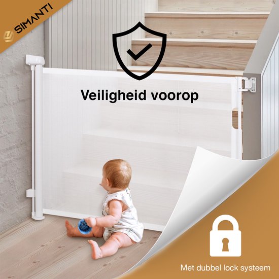 Wit oprolbaar hekje bij een trap, met dubbel lock systeem. Baby zit op de grond.
