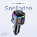 Grijze Wegman FM-zender met twee USB-poorten, een PD 30W USB-C-poort, en gekleurde LED-verlichting, toont snelladen.