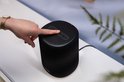 Vinger die de touchknoppen op de zwarte Harman Kardon speaker bedient.