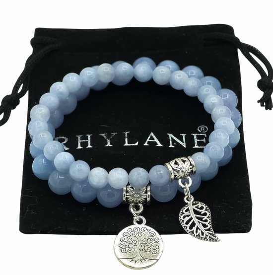 Bracelet aquamarine bleu clair avec breloques arbre de vie et feuille. Sur pochette Hylan noire.